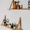 Étagère flottante bois sangle cuir 90cm