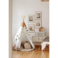 Tente tipi amis de la fôrêt