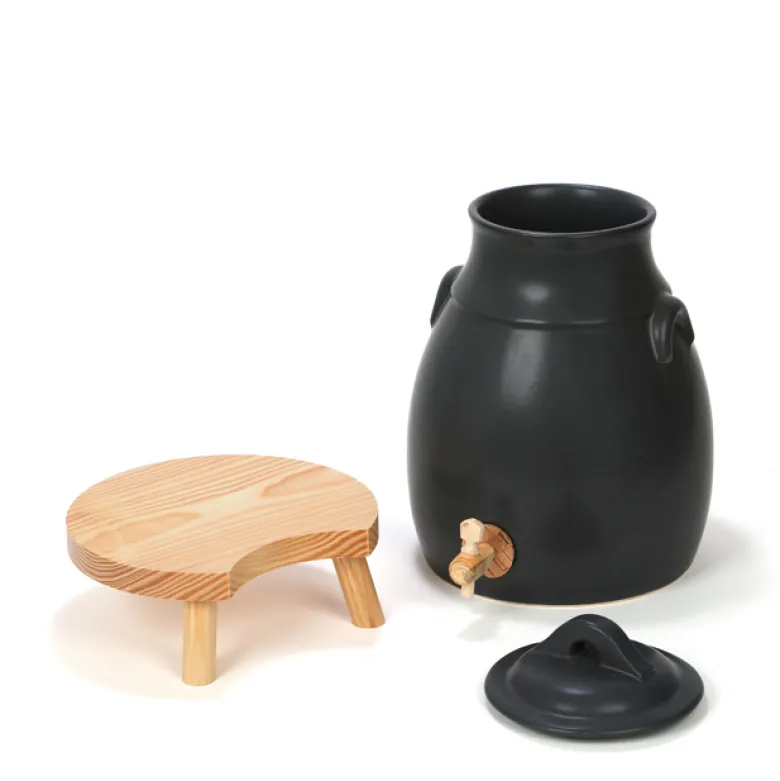 Vinaigrier et son socle en bois